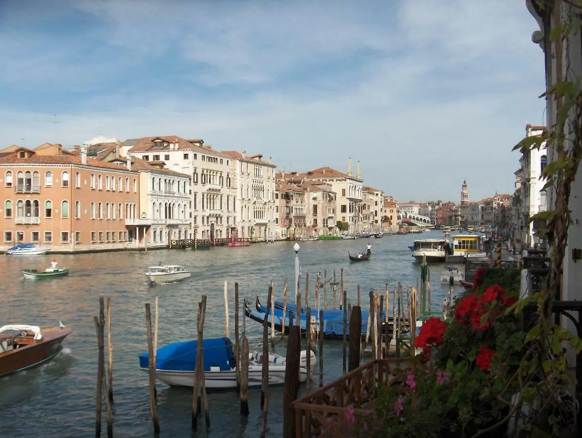 Honeymoon Suite On Grand Canal Venedik Konukevi